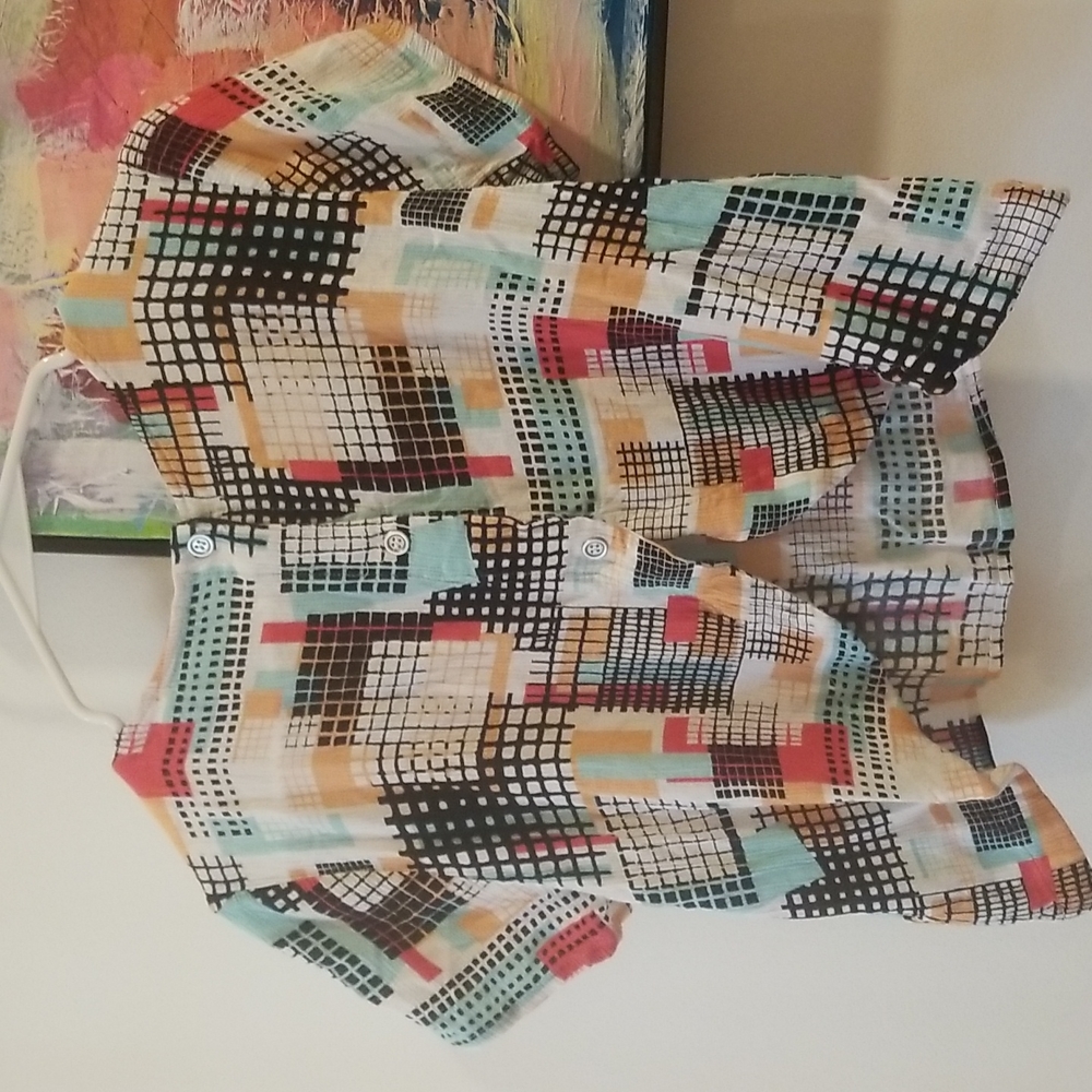 Cute freebird geometric flowy crop top with button up back